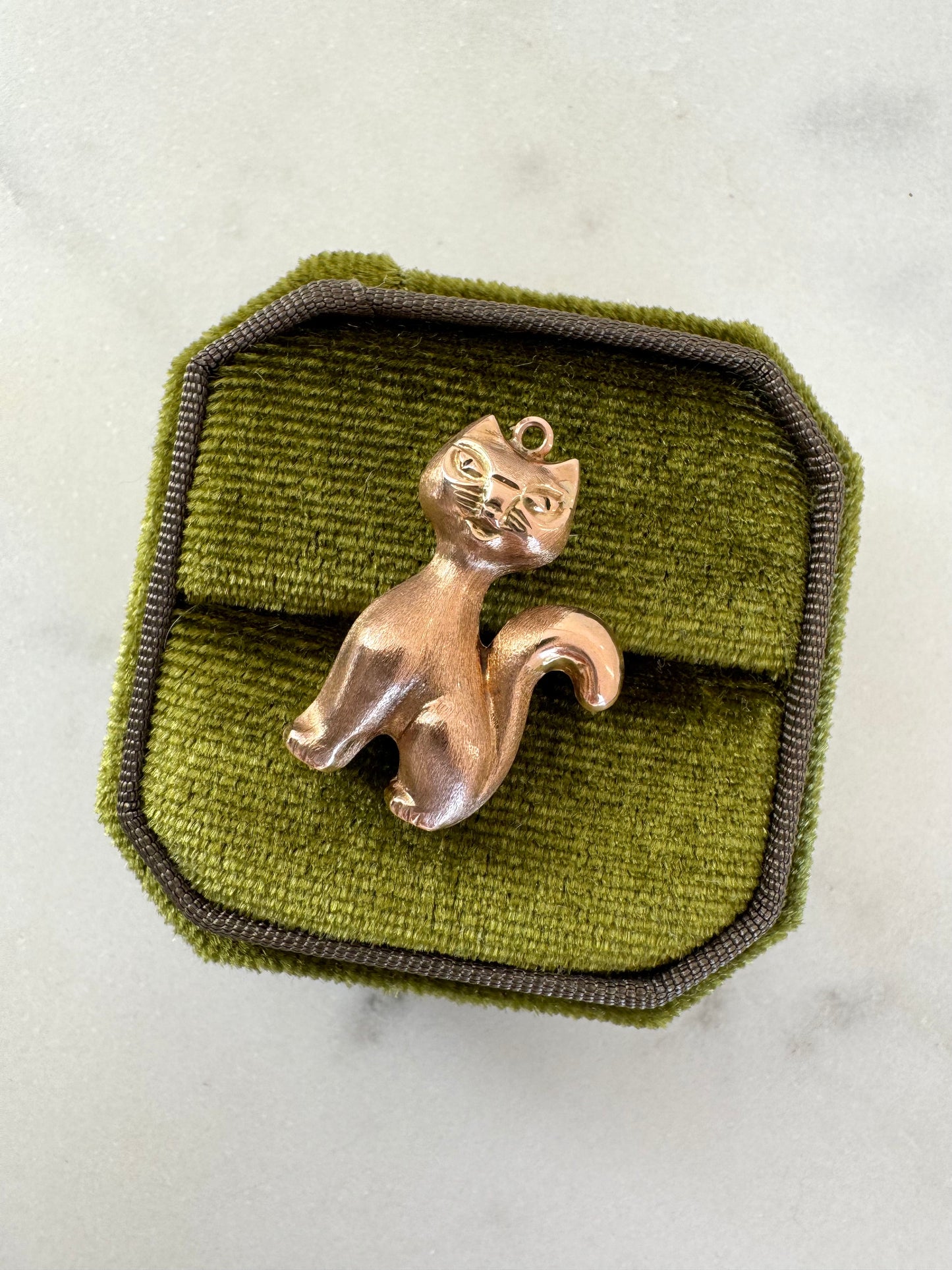 Gold Vintage Sitting Cat Pendant