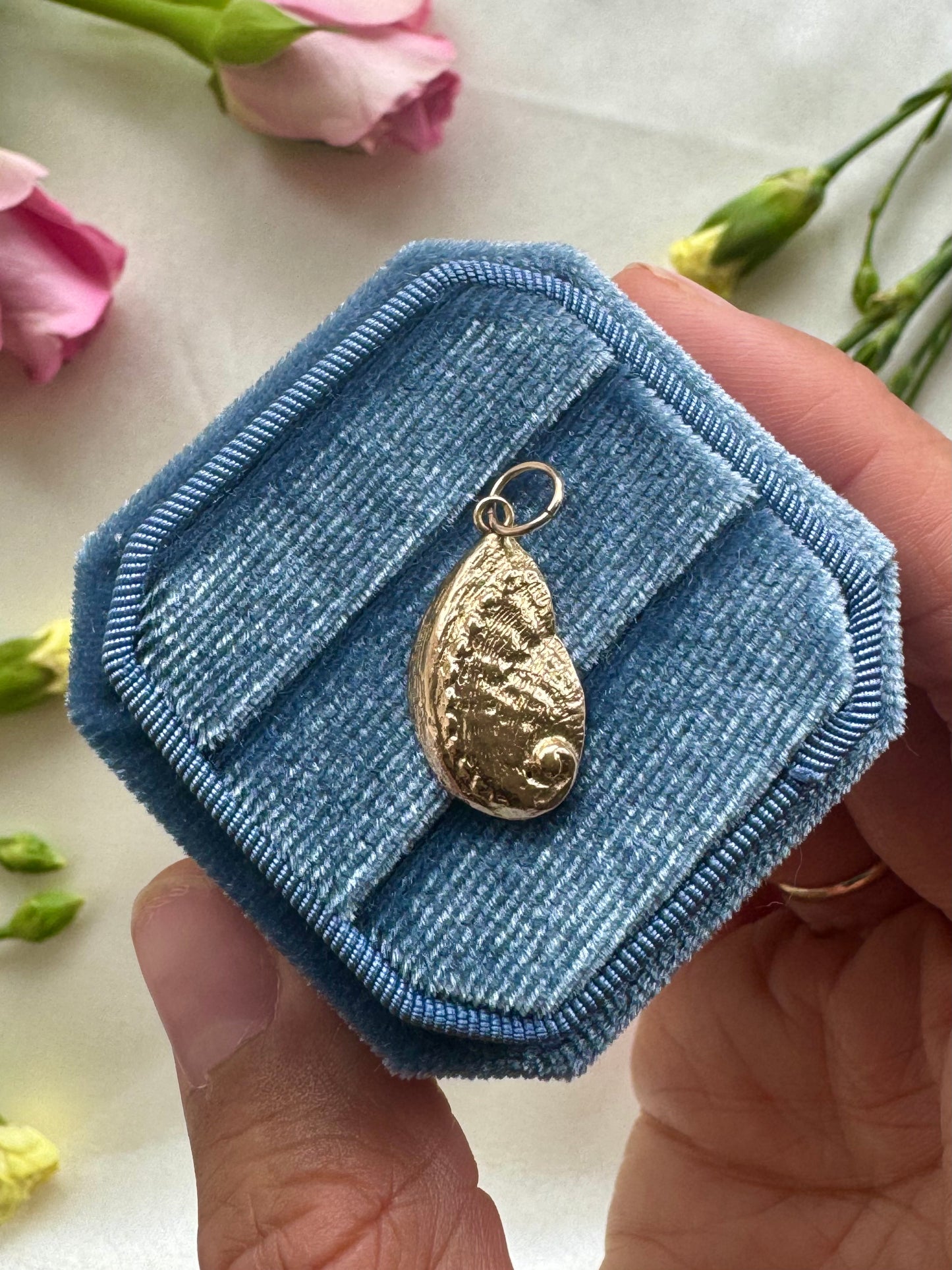 Gold Mussel Shell Pendant