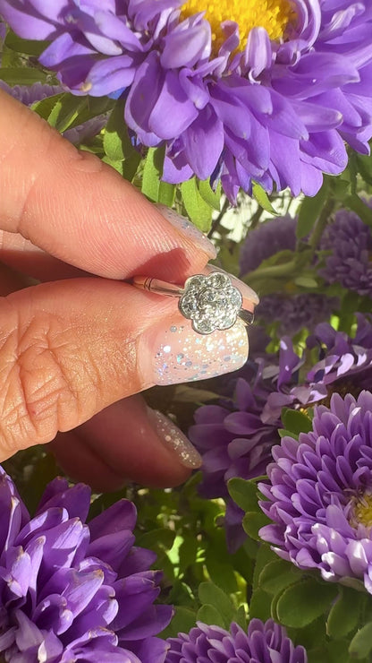 18ct Diamond Daisy Ring